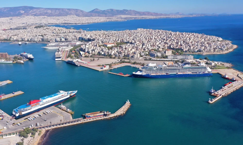 49χρονος έπεσε με τη μοτοσικλέτα του στο λιμάνι του Πειραιά – Κατάφερε να βγει μόνος